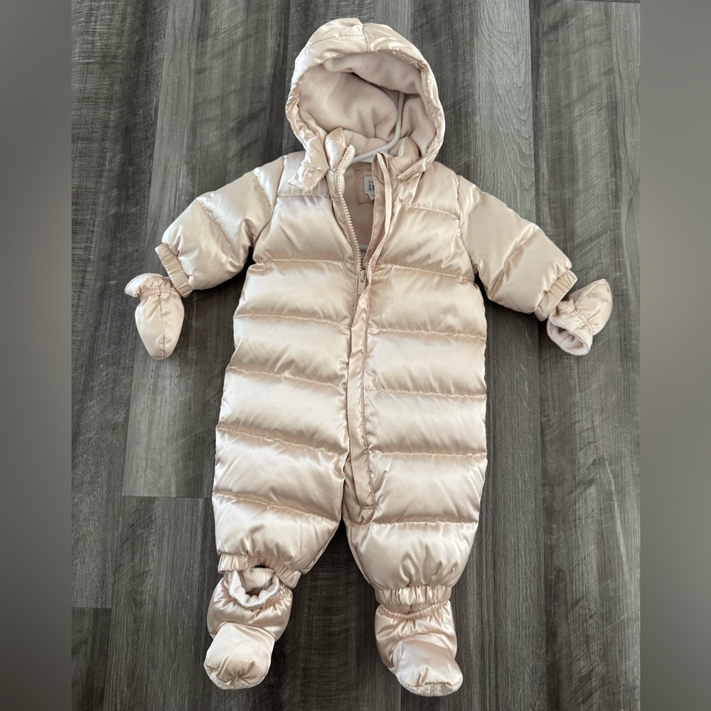 Like NEW Gap Infant Puffer Snowsuit with mittens, booties and hood - size 0-6 M